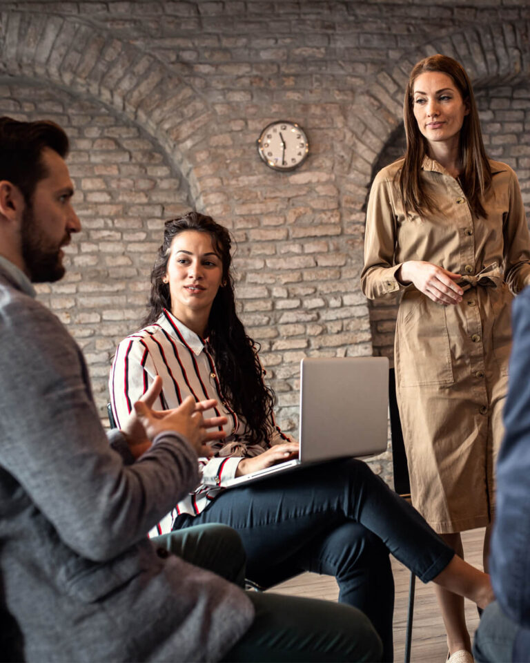 Führungsteam im Coaching bei BY BEING YOU: offener Austausch, ein Teilnehmer spricht einen Konfliktpunkt an