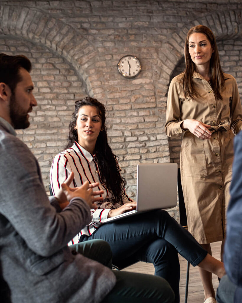 Führungsteam im Coaching bei BY BEING YOU: offener Austausch, ein Teilnehmer spricht einen Konfliktpunkt an