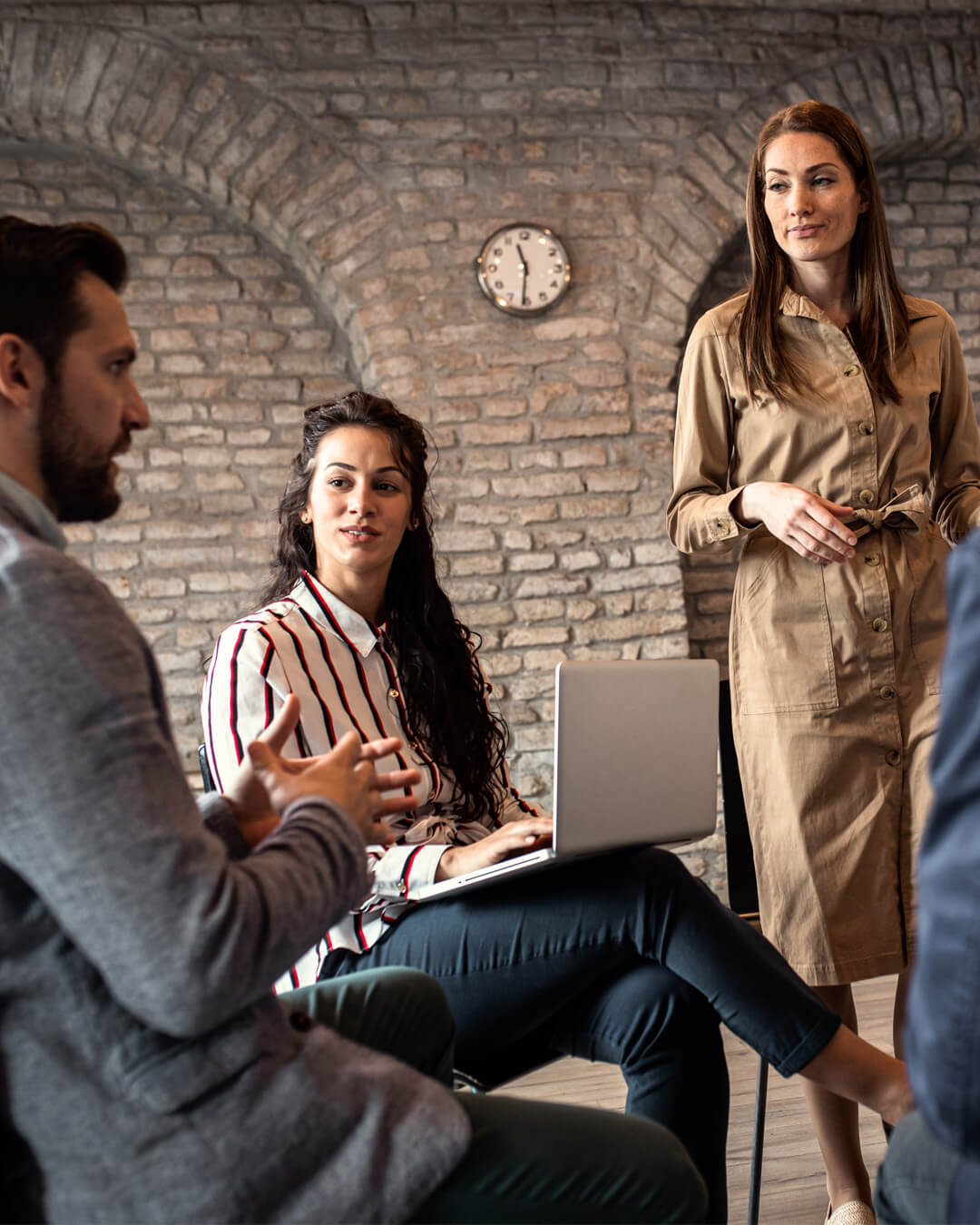 Führungsteam im Coaching bei BY BEING YOU: offener Austausch, ein Teilnehmer spricht einen Konfliktpunkt an