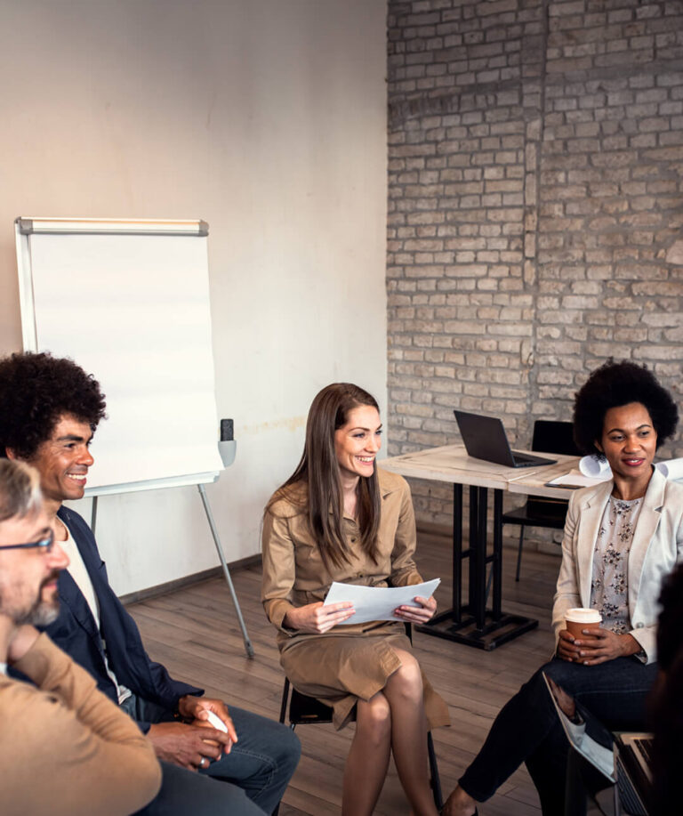 Geschäftsführer Coaching bei BY BEING YOU: Führungsteam im offenen Workshop-Gespräch am Flipchart