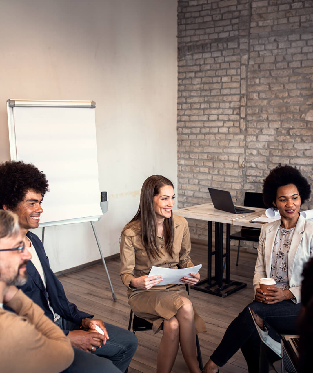 Geschäftsführer Coaching bei BY BEING YOU: Führungsteam im offenen Workshop-Gespräch am Flipchart